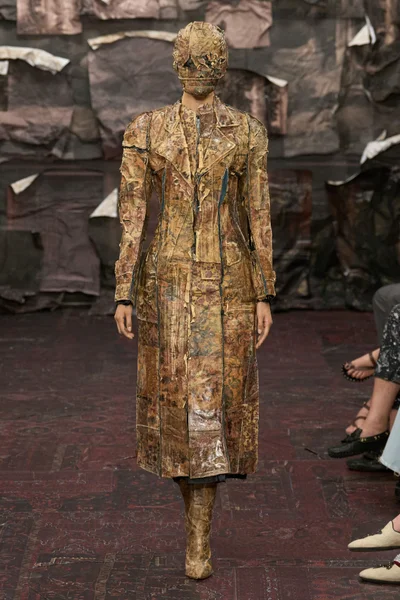 Look 15
